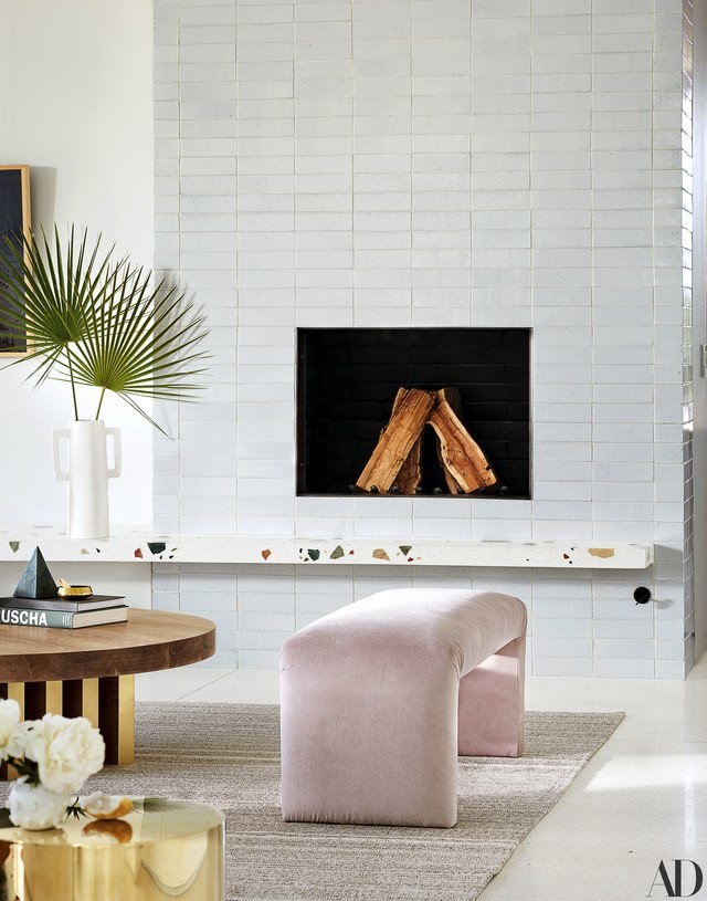 Идея дизайна: гостиная комната в стиле ретро с белыми стенами и фасадом камина из кирпича