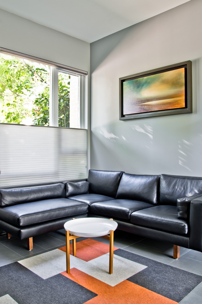 Exempel på ett modernt vardagsrum, med grå väggar