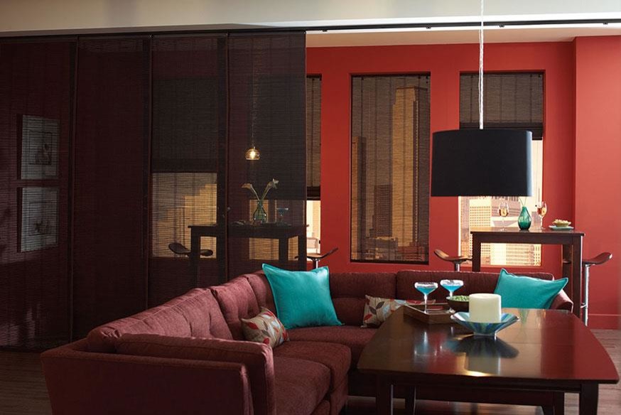 Mittelgroßes, Offenes Modernes Wohnzimmer mit oranger Wandfarbe und braunem Holzboden in Denver