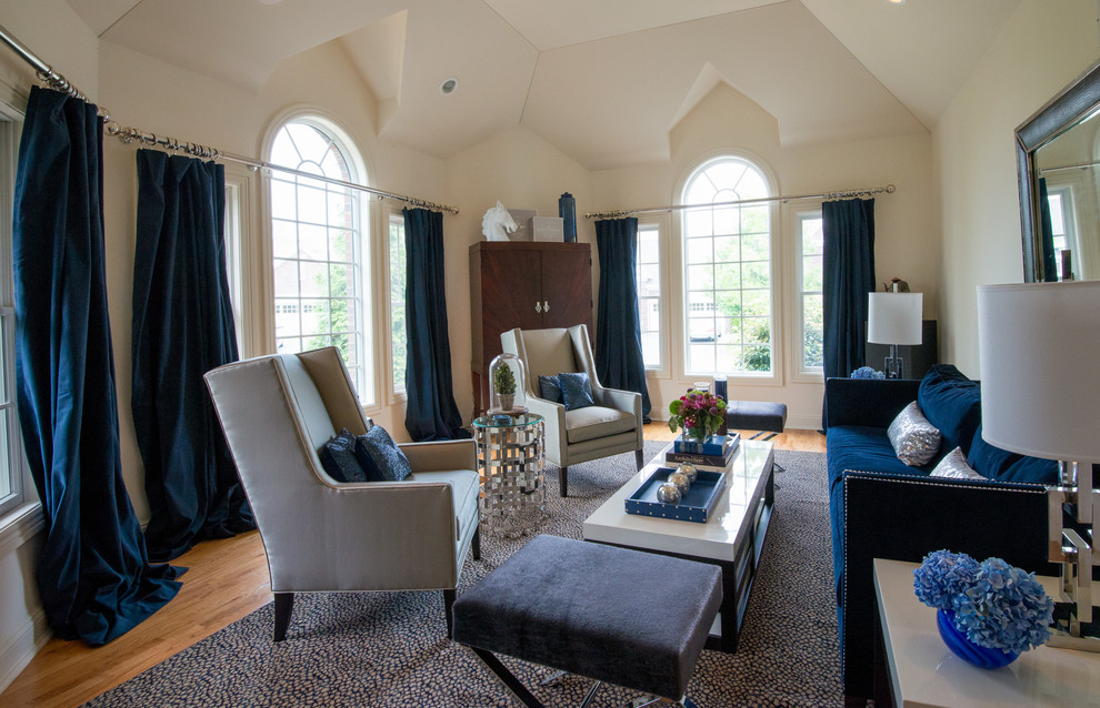 На фото: изолированная гостиная комната в стиле неоклассика (современная классика) с бежевыми стенами, паркетным полом среднего тона и синими шторами