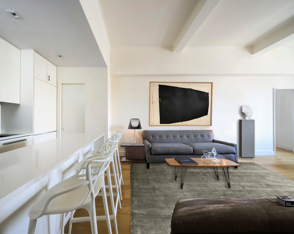 На фото: открытая, парадная гостиная комната среднего размера в современном стиле с белыми стенами, светлым паркетным полом и бежевым полом