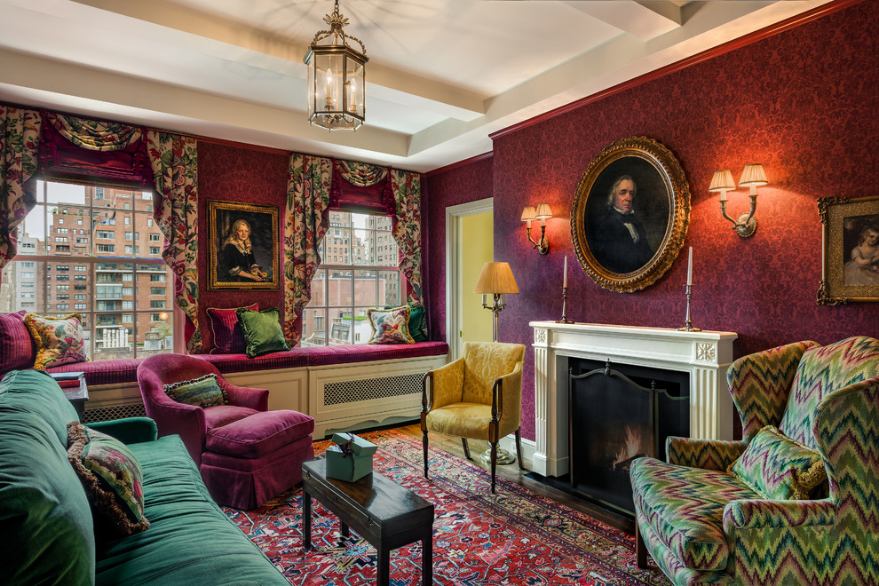 Стильный дизайн: изолированная, парадная гостиная комната среднего размера в викторианском стиле с красными стенами, стандартным камином, коричневым полом и темным паркетным полом без телевизора - последний тренд