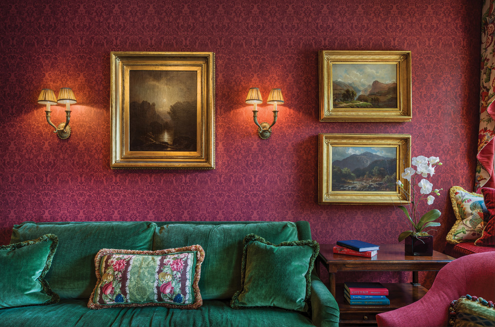 Пример оригинального дизайна: изолированная гостиная комната среднего размера в викторианском стиле с паркетным полом среднего тона, коричневым полом, с книжными шкафами и полками и красными стенами