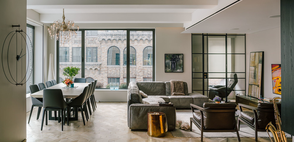 Foto di un grande soggiorno design aperto con parquet chiaro, pavimento beige, sala formale, pareti grigie, nessun camino e TV a parete
