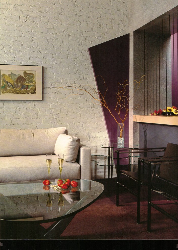 Idee per un piccolo soggiorno bohémian aperto con pareti viola e moquette