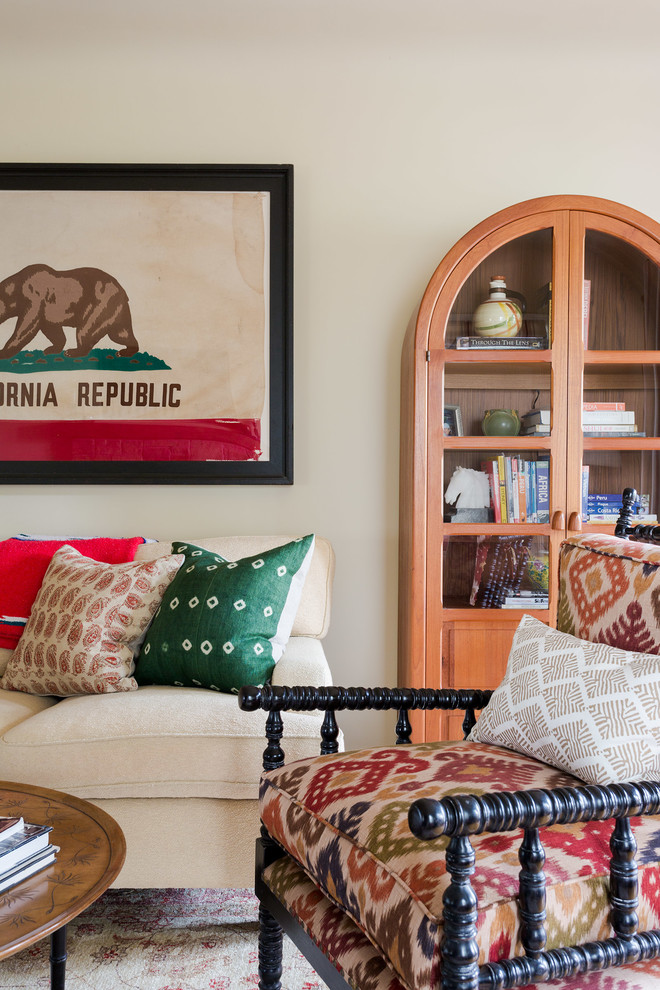 Mittelgroßes Eklektisches Wohnzimmer ohne Kamin mit hellem Holzboden, beiger Wandfarbe und braunem Boden in Los Angeles