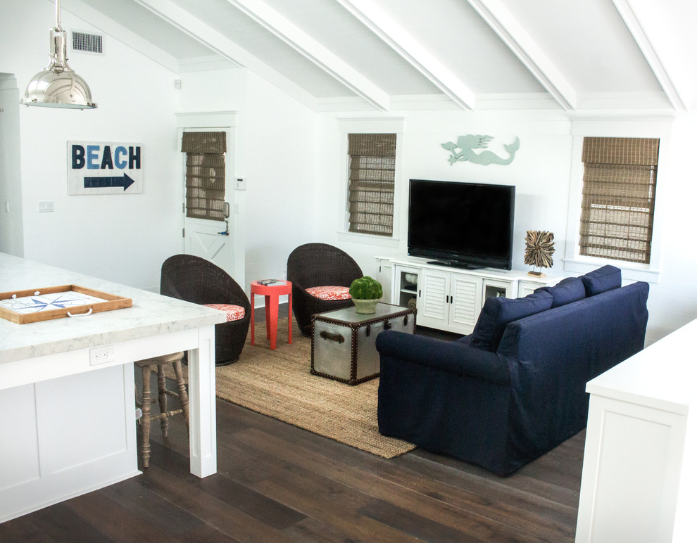Aménagement d'un salon bord de mer de taille moyenne et ouvert avec un mur blanc, parquet foncé, un téléviseur indépendant et un sol marron.