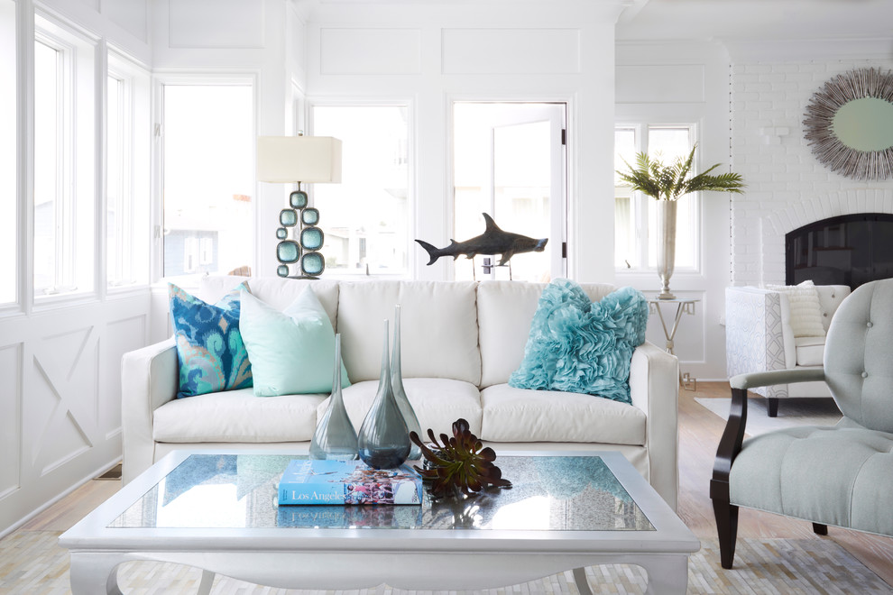 Idee per un soggiorno stile marino aperto con pareti bianche e pavimento in legno massello medio