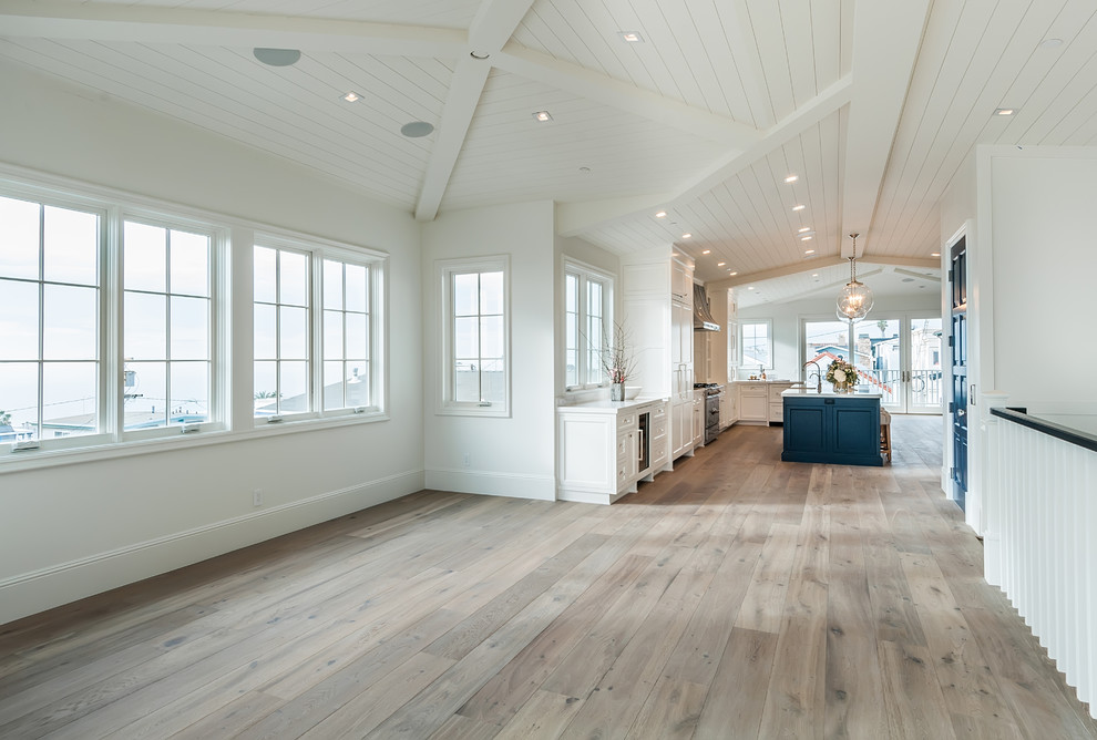 Foto de salón abierto de estilo de casa de campo grande con paredes blancas y suelo de madera clara