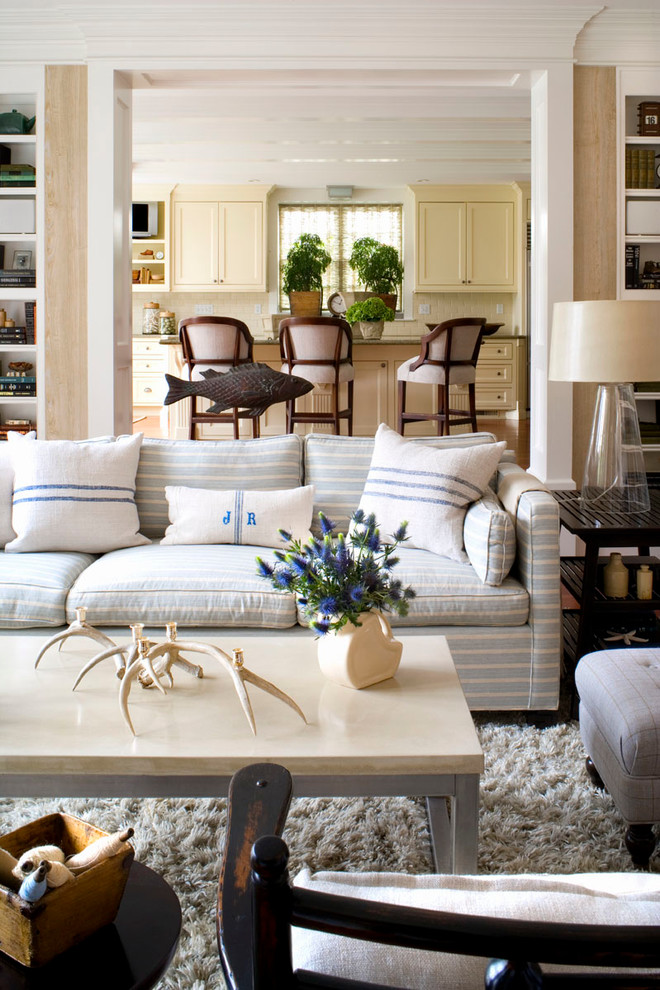 Immagine di un soggiorno stile marinaro chiuso con pareti beige, pavimento in legno massello medio e sala formale