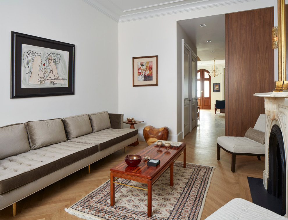 Свежая идея для дизайна: изолированная гостиная комната в стиле неоклассика (современная классика) с белыми стенами и светлым паркетным полом - отличное фото интерьера