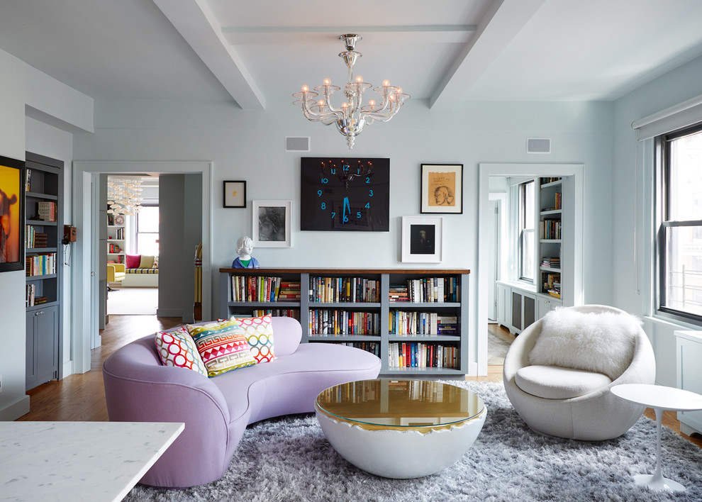Mittelgroßes, Fernseherloses Eklektisches Wohnzimmer mit blauer Wandfarbe, braunem Holzboden und braunem Boden in New York