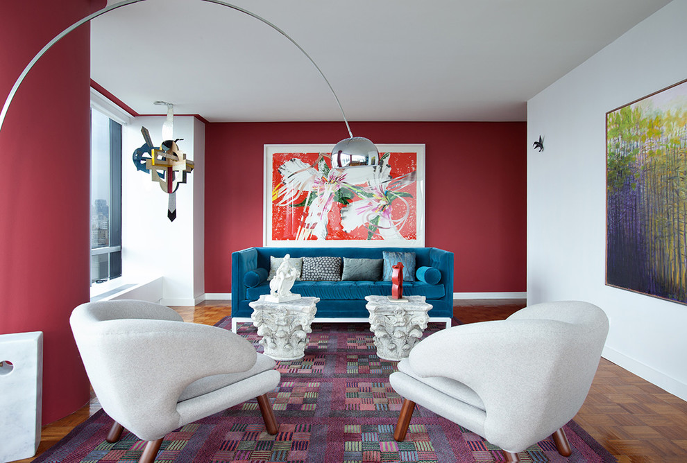 Imagen de salón para visitas abierto moderno de tamaño medio con paredes rojas y suelo de madera en tonos medios