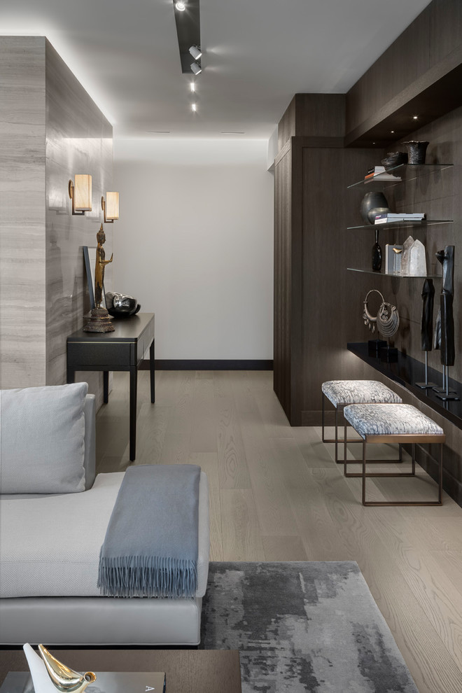 Mittelgroßes Modernes Wohnzimmer mit hellem Holzboden und Multimediawand in New York
