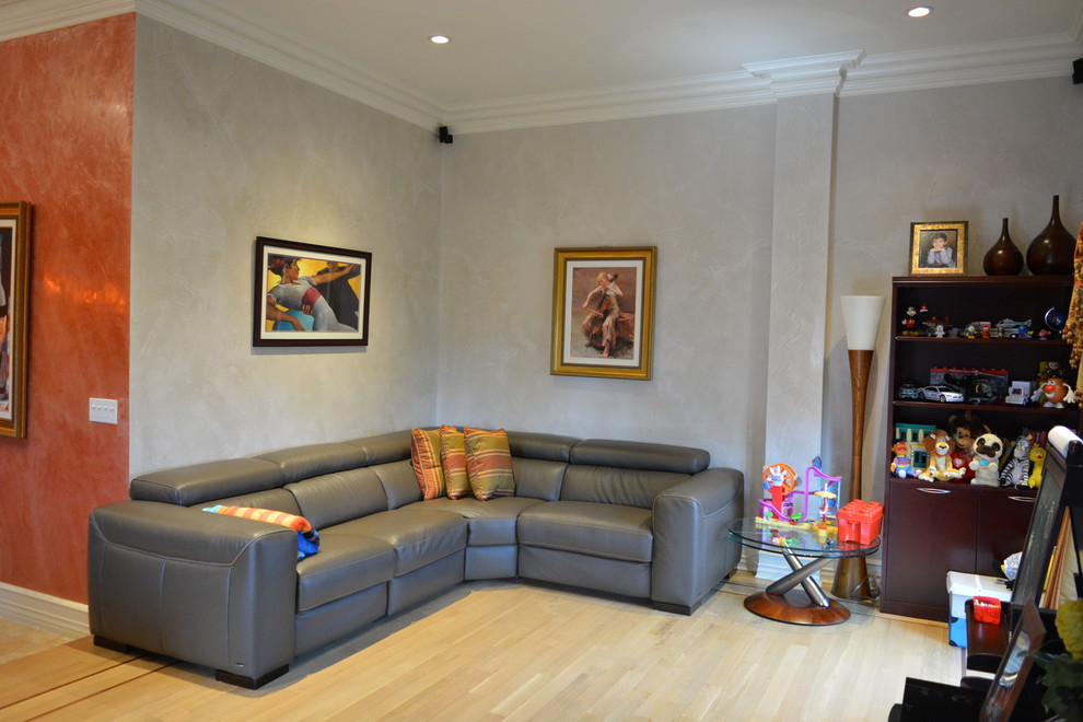 Пример оригинального дизайна: открытая гостиная комната среднего размера в современном стиле с серыми стенами, светлым паркетным полом, отдельно стоящим телевизором и бежевым полом без камина
