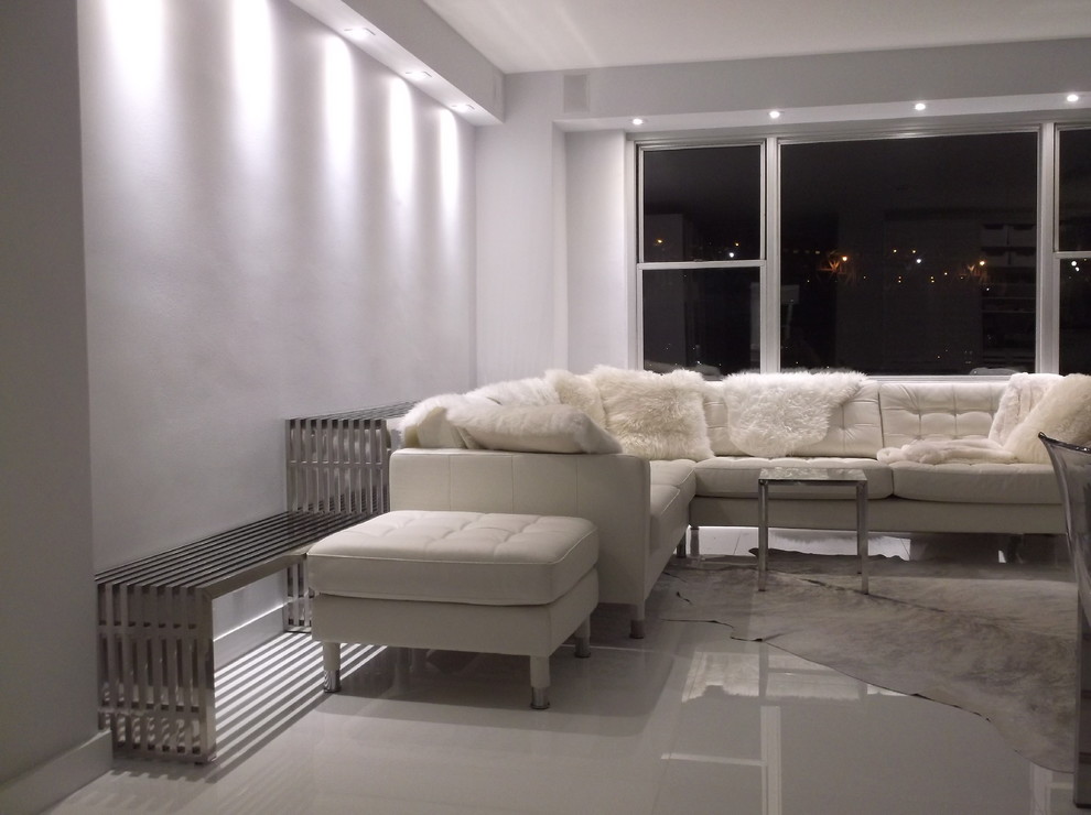 Idee per un grande soggiorno minimalista aperto con pareti grigie e pavimento in gres porcellanato