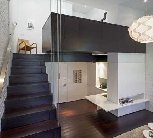 Kleines, Offenes Modernes Wohnzimmer ohne Kamin mit weißer Wandfarbe und dunklem Holzboden in New York