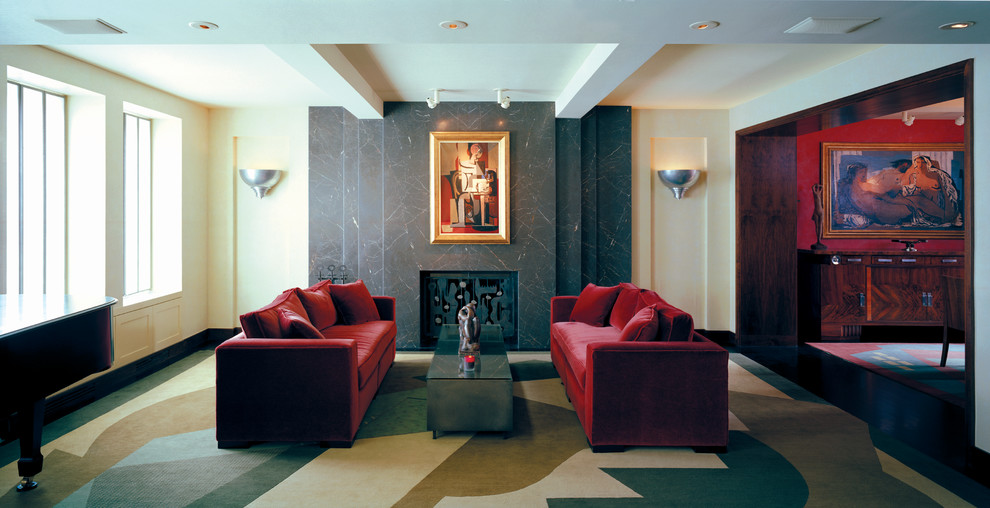 Mittelgroßes, Repräsentatives, Fernseherloses, Offenes Eklektisches Wohnzimmer mit beiger Wandfarbe, dunklem Holzboden, Kamin, Kaminumrandung aus Beton und braunem Boden in New York
