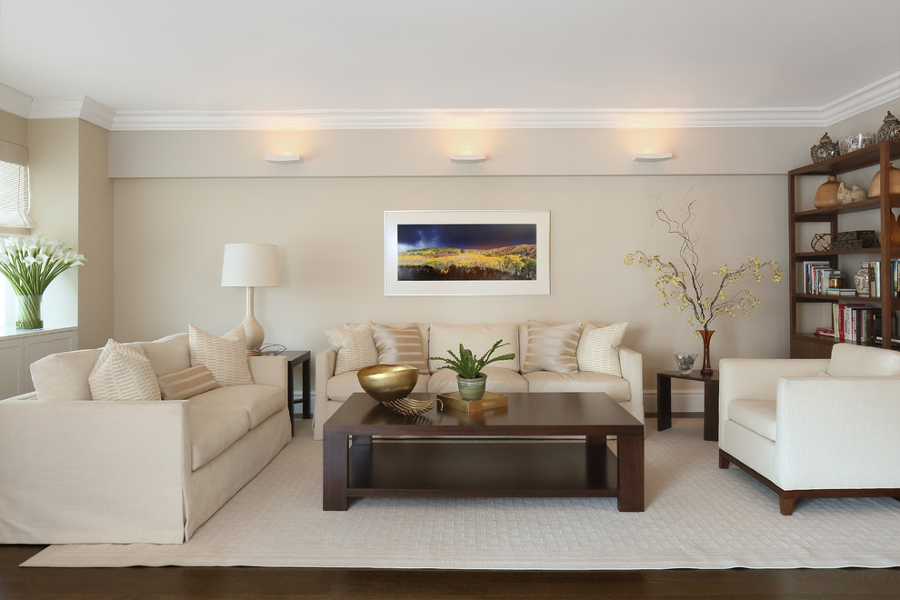 Immagine di un soggiorno chic con pareti beige, parquet scuro e pavimento marrone