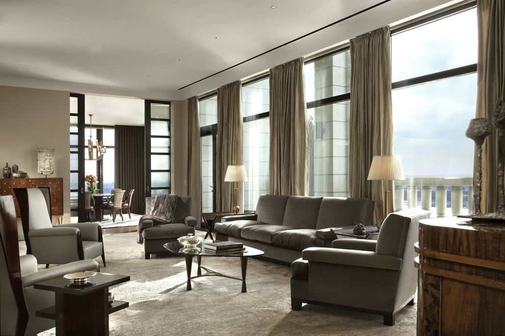 Großes, Repräsentatives, Abgetrenntes Klassisches Wohnzimmer ohne Kamin mit grauer Wandfarbe, dunklem Holzboden und TV-Wand in New York