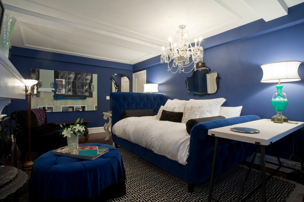 Idee per un piccolo soggiorno bohémian chiuso con sala formale, pareti blu, parquet scuro, camino classico, cornice del camino in mattoni e TV a parete