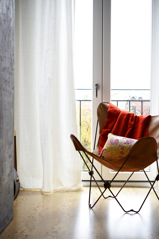 Источник вдохновения для домашнего уюта: открытая гостиная комната в скандинавском стиле с белыми стенами, пробковым полом, горизонтальным камином, фасадом камина из бетона и телевизором на стене