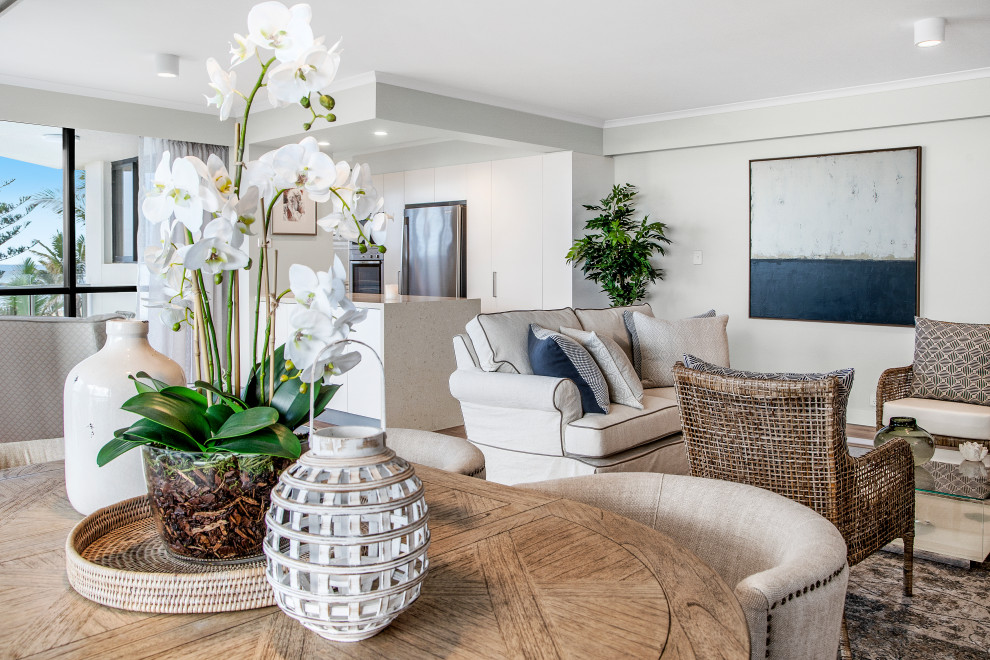 Mittelgroßes, Offenes Maritimes Wohnzimmer mit weißer Wandfarbe, hellem Holzboden und braunem Boden in Gold Coast - Tweed