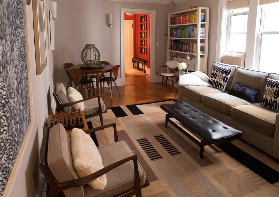 Immagine di un piccolo soggiorno design chiuso con sala formale, pareti grigie, pavimento in legno massello medio e TV nascosta