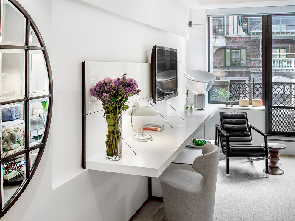 Kleines, Offenes Modernes Wohnzimmer ohne Kamin mit weißer Wandfarbe, TV-Wand, braunem Holzboden und braunem Boden in New York