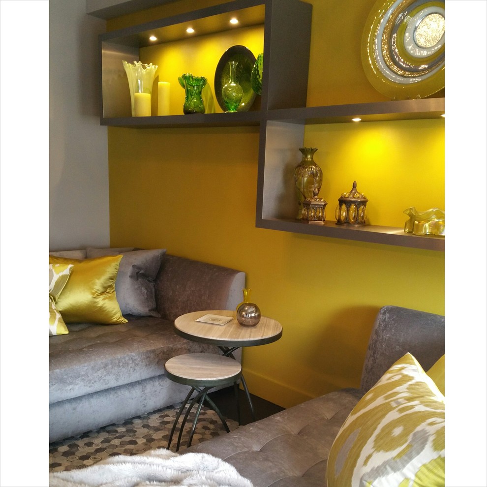 Mittelgroßes, Repräsentatives, Abgetrenntes Modernes Wohnzimmer mit gelber Wandfarbe und Porzellan-Bodenfliesen in New York