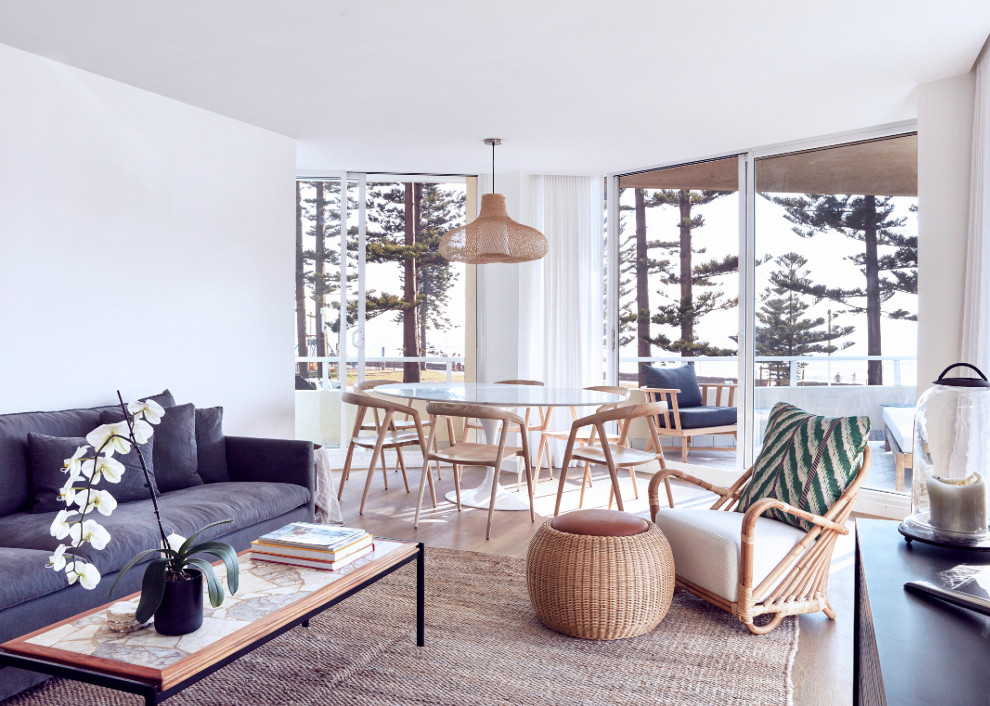 Mittelgroßes, Offenes Modernes Wohnzimmer mit weißer Wandfarbe, braunem Holzboden und braunem Boden