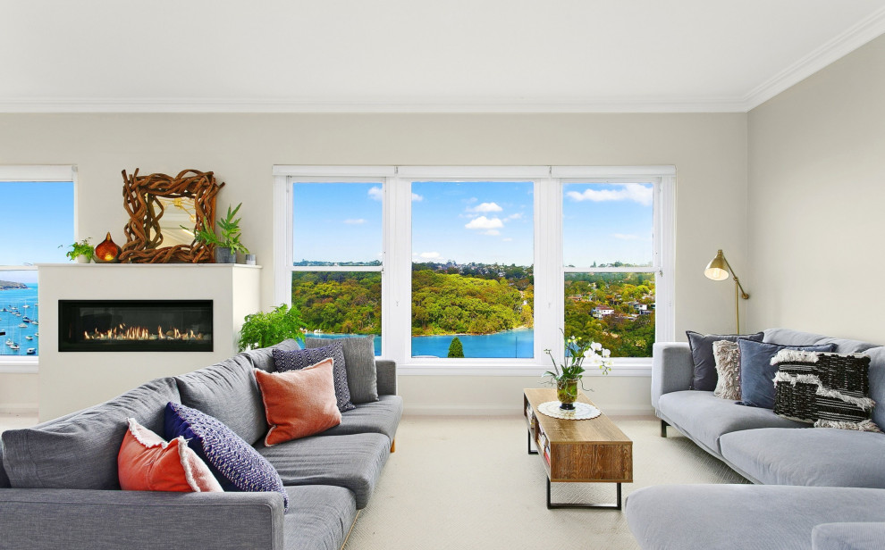 Modernes Wohnzimmer mit beiger Wandfarbe, Gaskamin und beigem Boden in Sydney