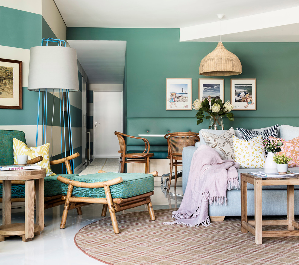 На фото: открытая гостиная комната в морском стиле с зелеными стенами