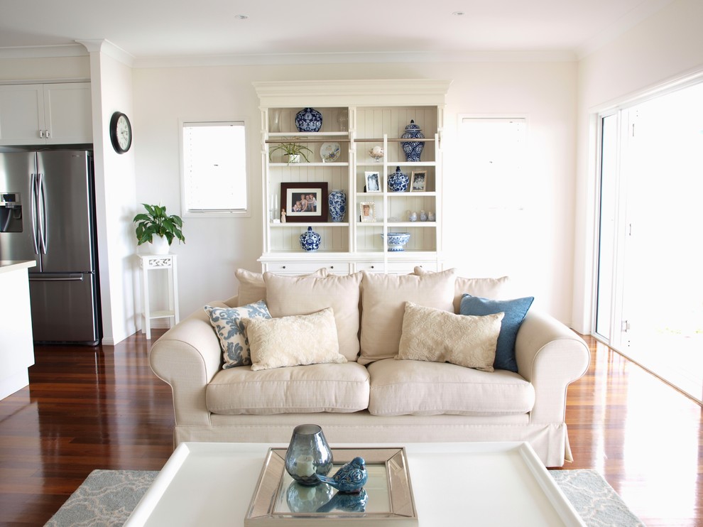 Foto di un soggiorno tradizionale di medie dimensioni e aperto con sala formale e pavimento in legno massello medio
