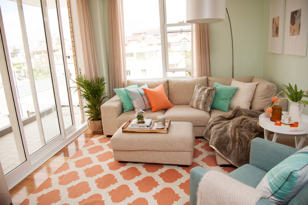 Ispirazione per un soggiorno minimalista di medie dimensioni e aperto con pareti verdi e pavimento in legno massello medio