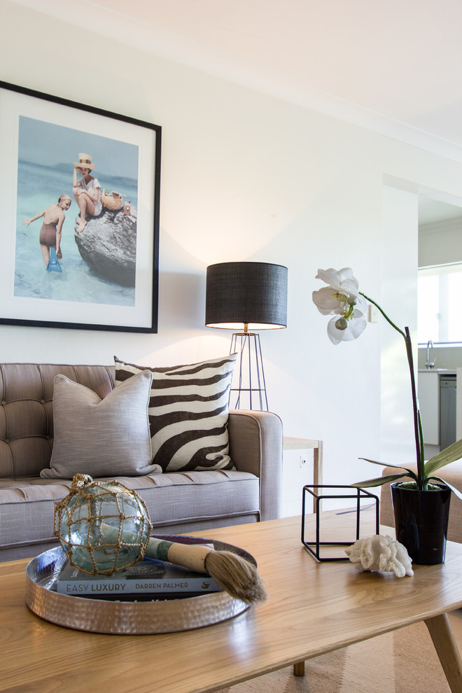 На фото: парадная, открытая гостиная комната среднего размера в морском стиле с белыми стенами и светлым паркетным полом без камина, телевизора