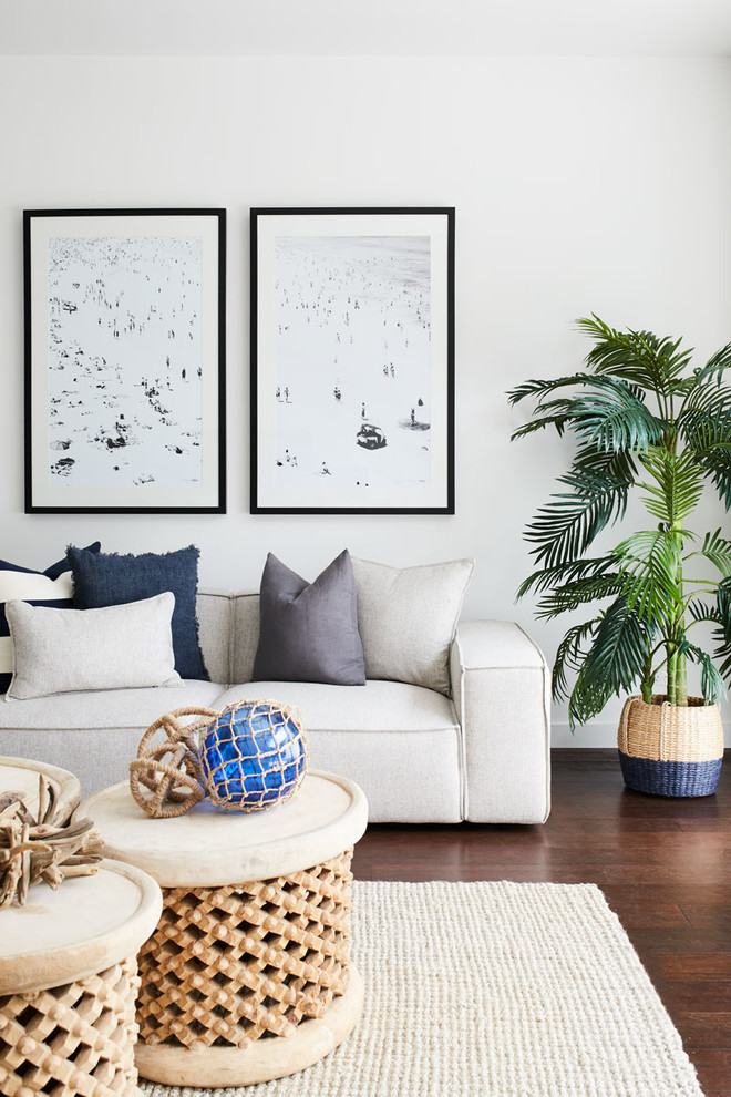 Offenes Maritimes Wohnzimmer ohne Kamin mit weißer Wandfarbe, dunklem Holzboden und freistehendem TV in Sydney