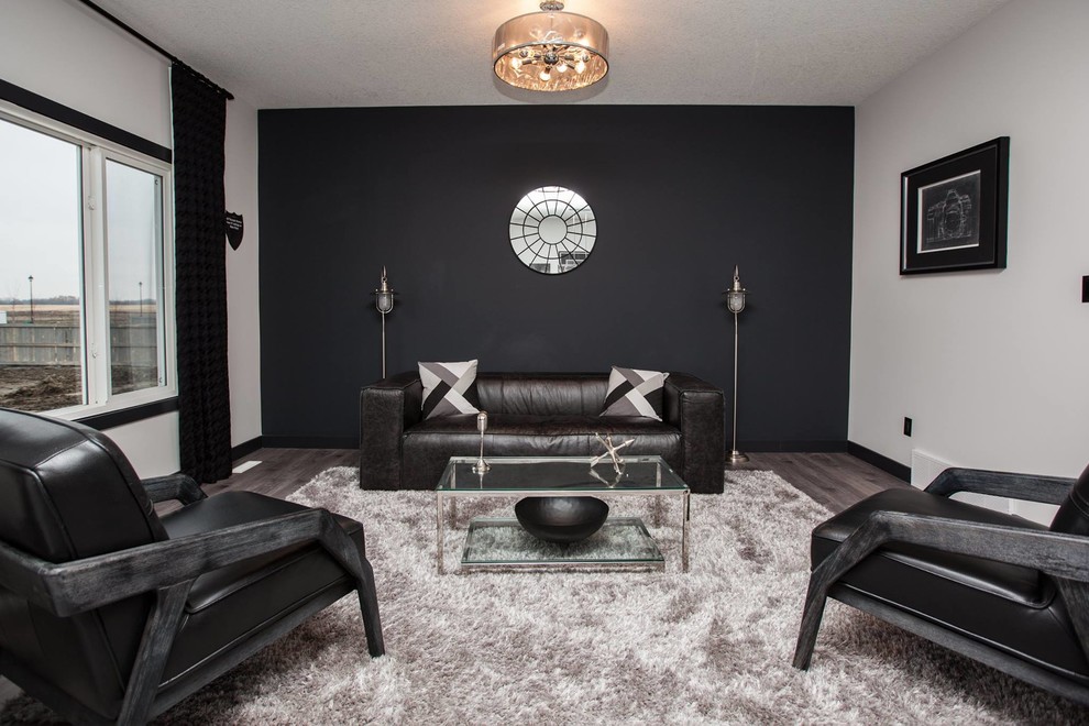 Foto på ett litet funkis allrum med öppen planlösning, med ett finrum, svarta väggar, vinylgolv och grått golv