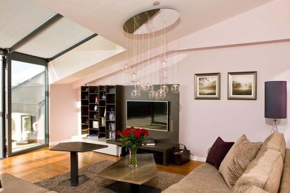 Свежая идея для дизайна: большая открытая гостиная комната в стиле модернизм с розовыми стенами, деревянным полом, мультимедийным центром и коричневым полом без камина - отличное фото интерьера