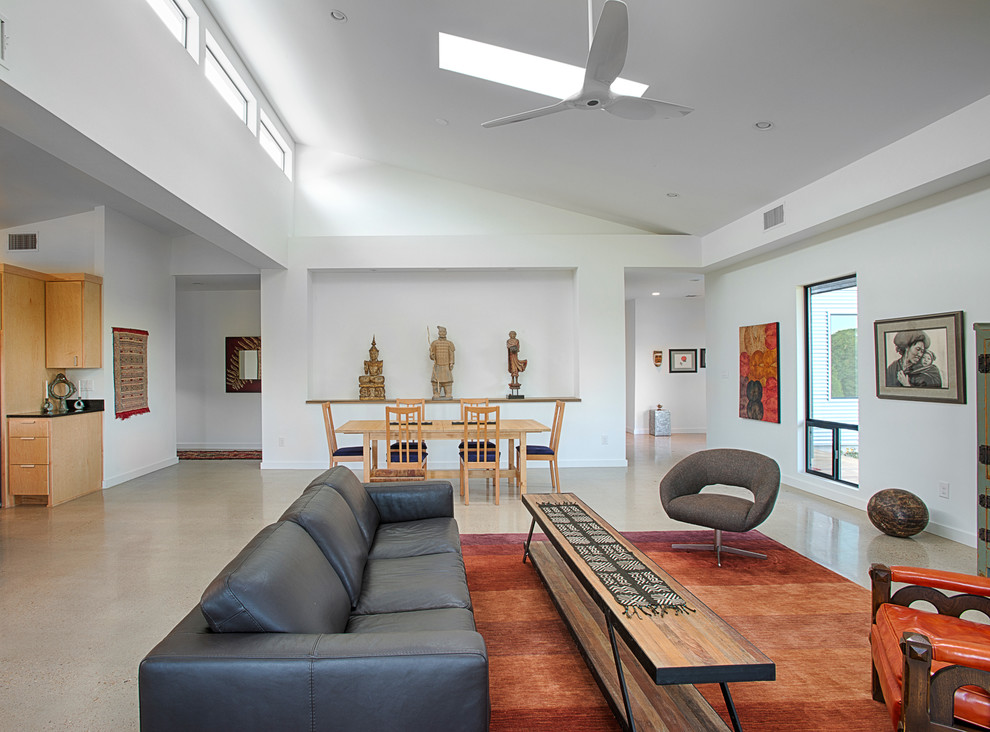 Modelo de salón de estilo zen con suelo de cemento