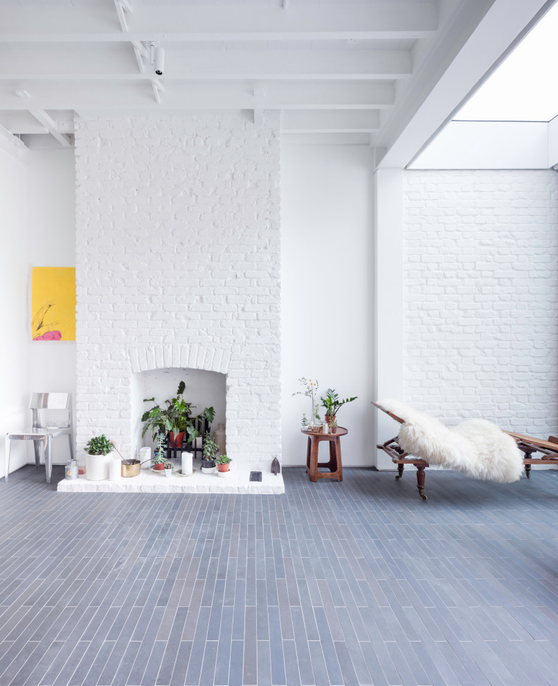 Aménagement d'un salon contemporain avec un mur blanc, un sol en carrelage de céramique, une cheminée standard et un manteau de cheminée en brique.