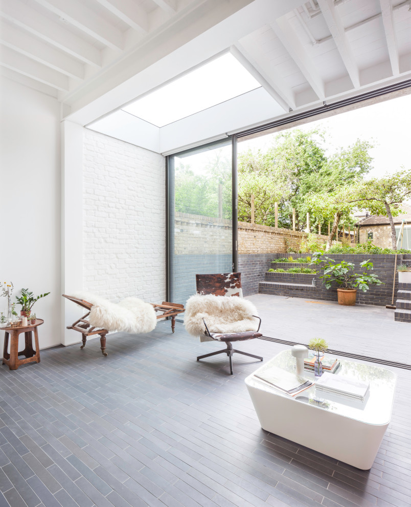 Idee per un soggiorno design con pareti bianche e pavimento con piastrelle in ceramica
