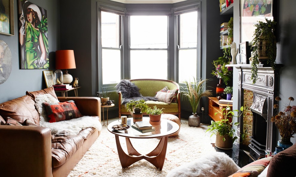 Idées déco pour un salon éclectique de taille moyenne et fermé avec une salle de réception, un mur gris, parquet peint, une cheminée standard, un manteau de cheminée en métal et un sol blanc.