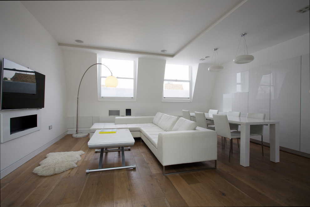 Offenes Modernes Wohnzimmer mit weißer Wandfarbe und braunem Holzboden in London