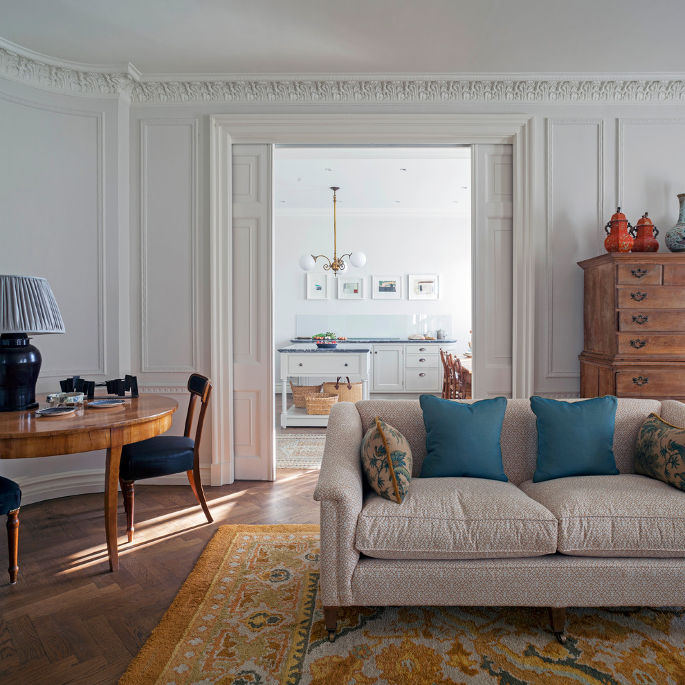 Foto de salón cerrado clásico de tamaño medio con paredes blancas, suelo de madera en tonos medios y alfombra