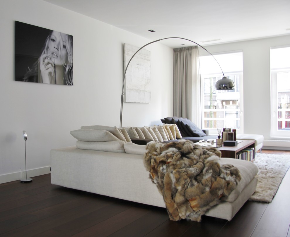 Modernes Wohnzimmer mit dunklem Holzboden in Amsterdam