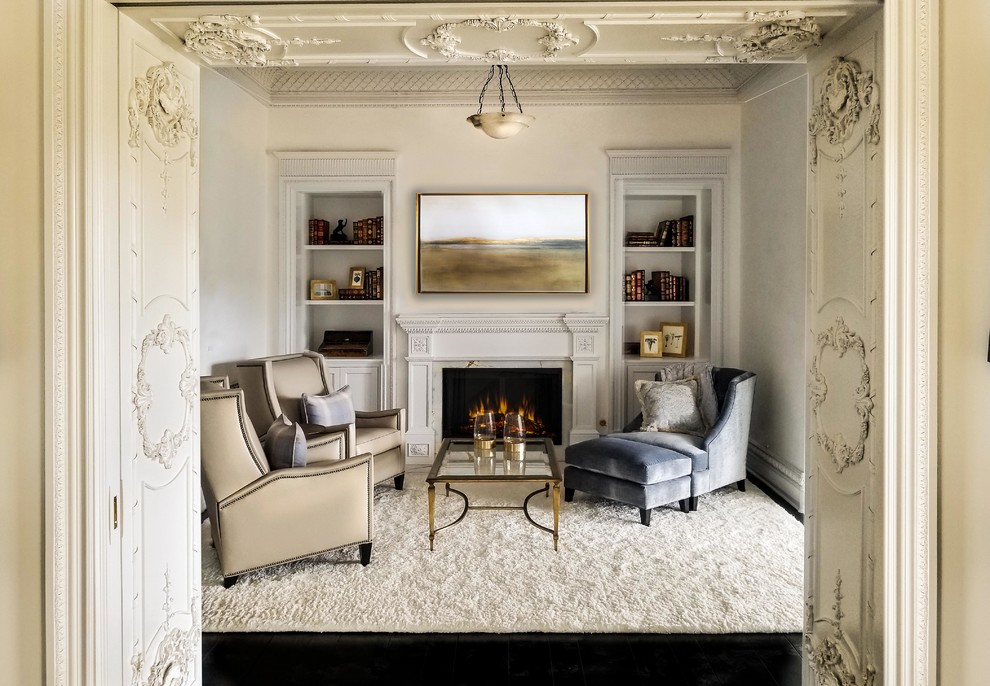 Esempio di un ampio soggiorno classico chiuso con pareti bianche, parquet scuro, camino classico e pavimento nero