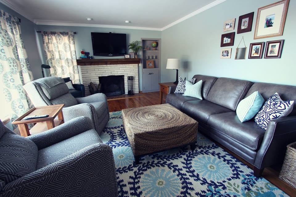 Bild på ett mellanstort vintage separat vardagsrum, med blå väggar, mörkt trägolv, en standard öppen spis, en spiselkrans i tegelsten och en väggmonterad TV
