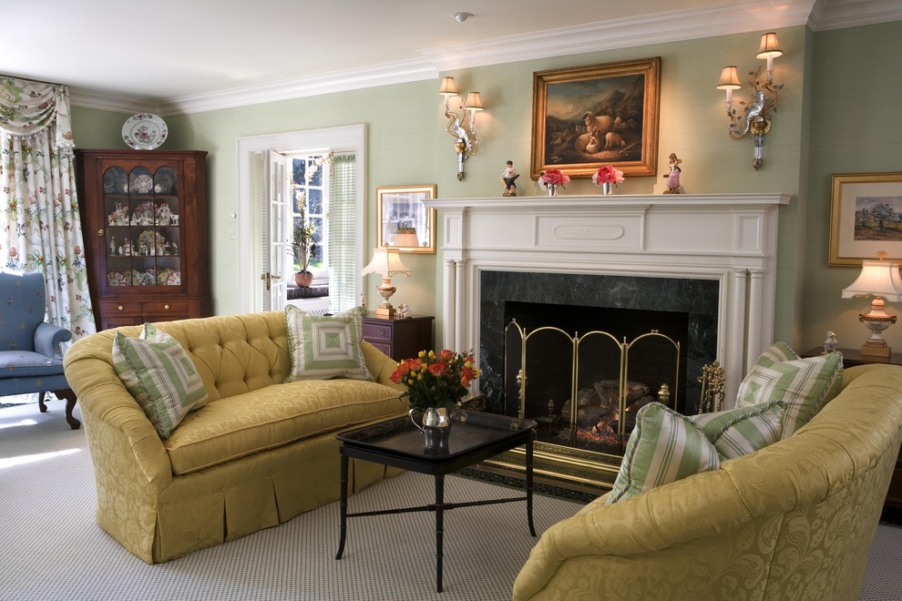 Großes, Repräsentatives, Offenes Klassisches Wohnzimmer mit grüner Wandfarbe, Teppichboden, Kamin und Kaminumrandung aus Stein in Philadelphia
