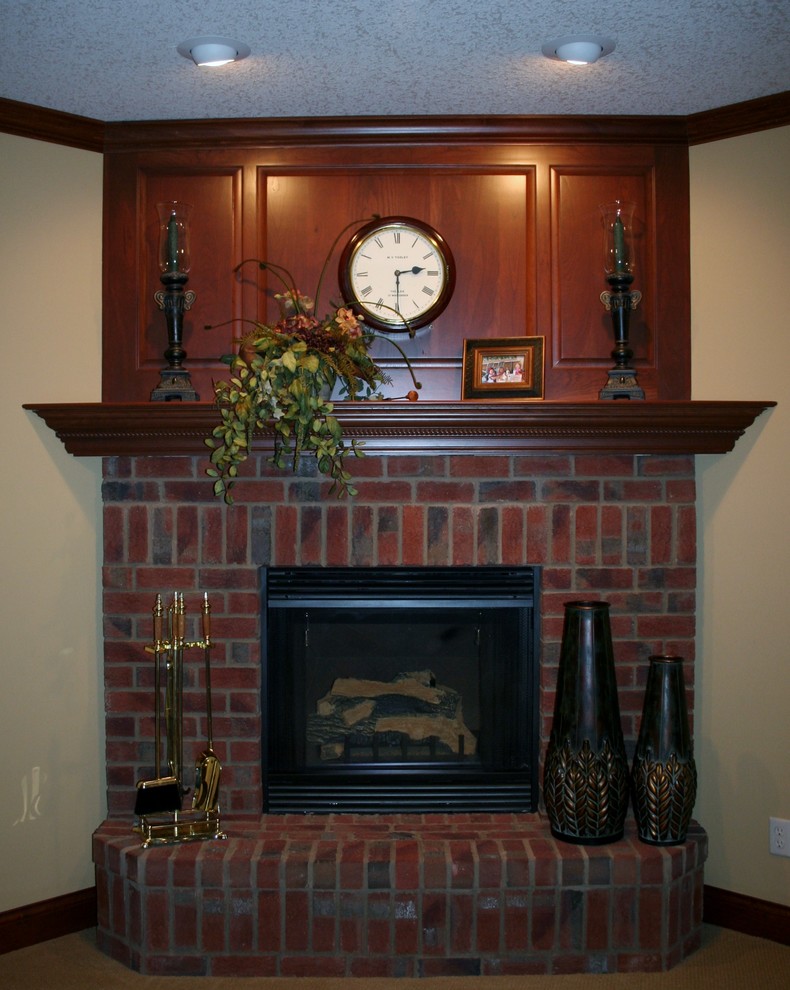 Exempel på ett mellanstort klassiskt vardagsrum, med en öppen hörnspis och en spiselkrans i tegelsten